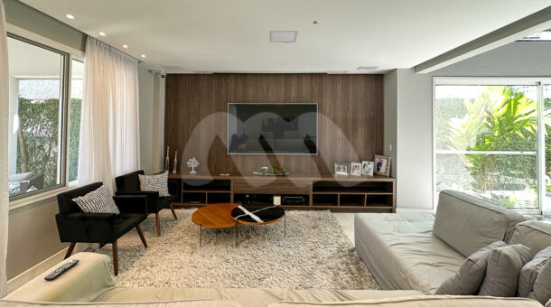 Imagem da sala com tv da casa Triplex em estilo tradicional á venda na Barra da Tijuca. Imobiliária de luxo RJ