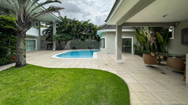 imagem da área externa com quintal gramado da espetacular casa à venda no Santa Mônica Jardins na Barra