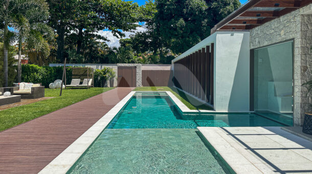 Imagem lateral da piscina da mansão contemporânea à venda.