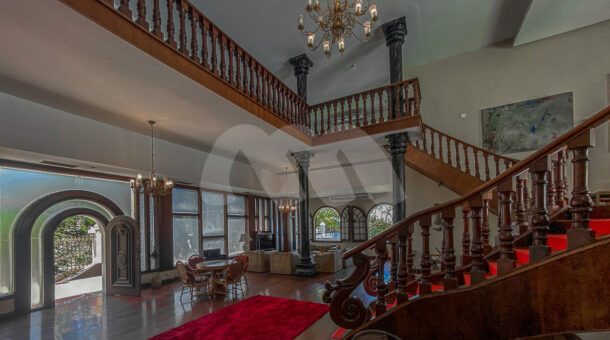 Sala de estar com pé direito triplo - Incrível mansão à venda na Muller Imóveis