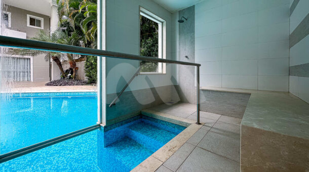 imagem da sauna com mergulho da espetacular casa à venda no Santa Mônica Jardins na Barra