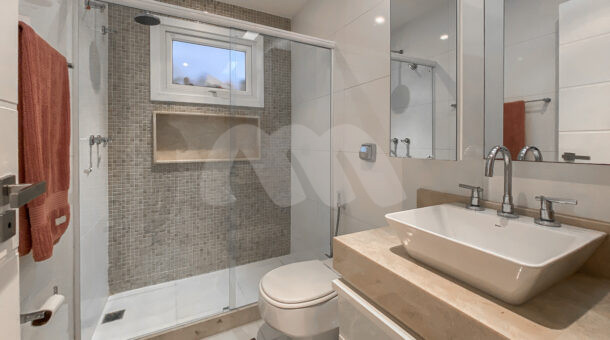 Imagem de banheiro com bancada e cuba em casa triplex a venda na barra