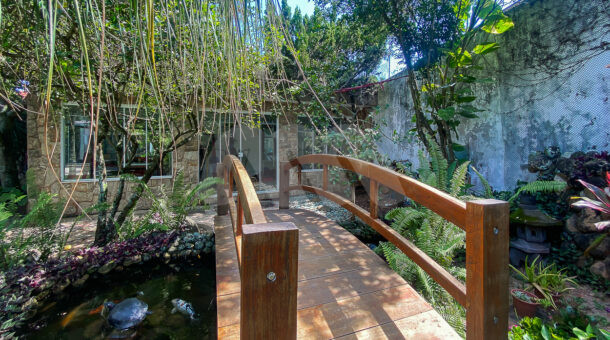 Imagem de ponte em lago feito em casa triplex a venda no Novo leblon