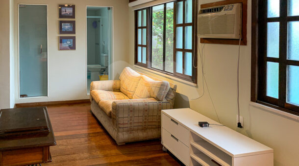 Imagem suite com sofa e rack de tv em casa duplex a venda no condominio amaba