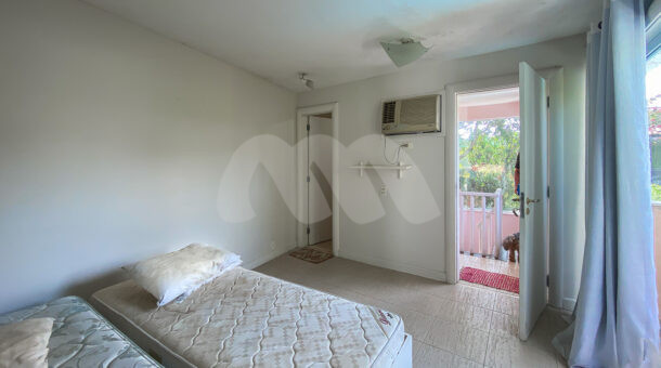Imagem de quarto com cama de solteiro e ar condicionado em casa a venda na Barra da Tijuca