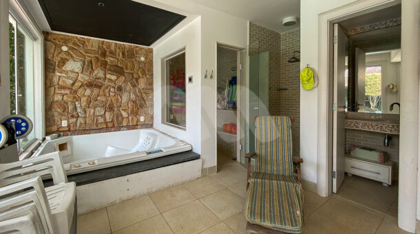 Imagem de banheiro com hidromassagem e sauna em casa a venda na barra