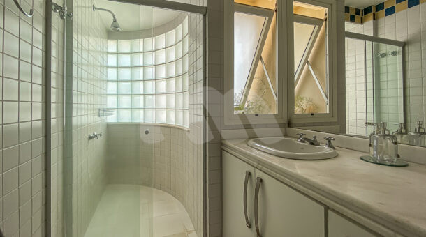 Imagem frontal do banheiro com detalhes em branco da linda casa à venda.