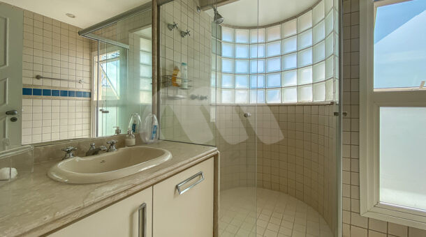 Imagem lateral do banheiro da casa à venda em condomínio de alto padrão.