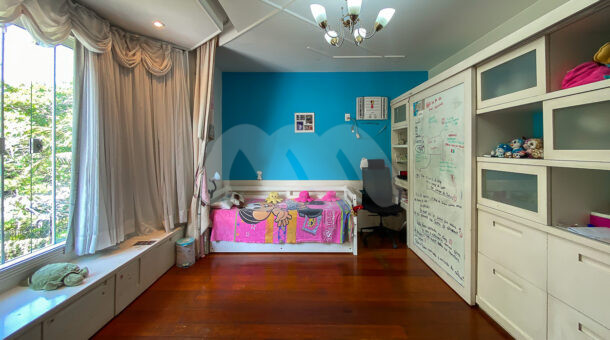 Imagem de quarto com cama de solteiro e extenso quarto com armarios
