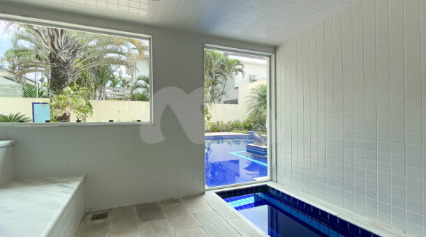 Imagem da sauna com vista da piscina do imóvel à venda na Muller Imóveis RJ