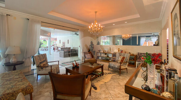 Imagem de sala de estar com poltronas e mesa de centro em casa a venda na Barra da Tijuca