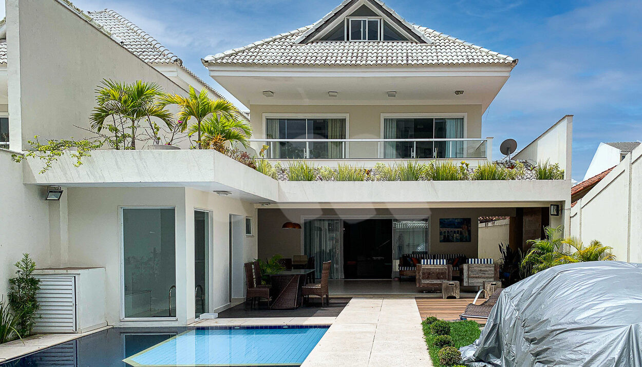 Imagem de fachada de casa com piscina, sauna com mergulho e area gourmet integrada em Caza a venda na Barra da Tijuca