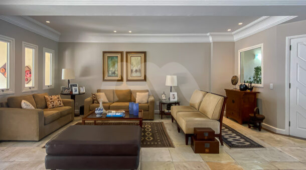 Imagem frontal da sala de estar com vista dos sofás do imóvel à venda na Muller Imóveis RJ