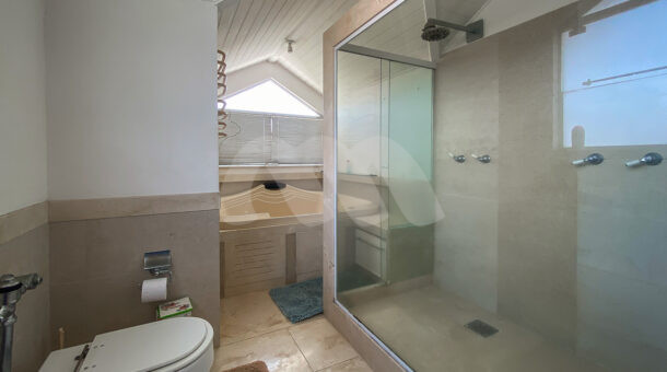 Imagem de banheiro com chuveiro duplo e hidromassagem em casa triplex a venda