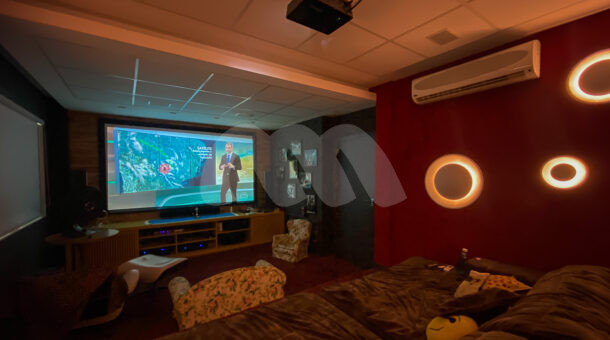 Imagem de sala de cinema com projetor