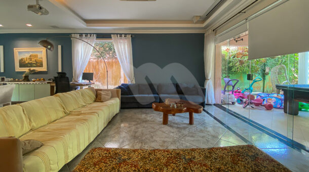 Imagem de sala com sofás e mesa de centro em casa a venda na Barra da Tijuca