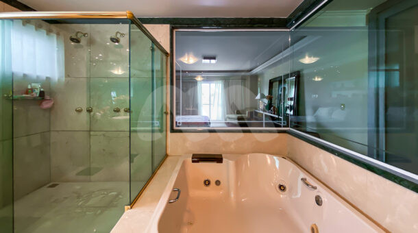 Imagem frontal da banheira da linda casa à venda.