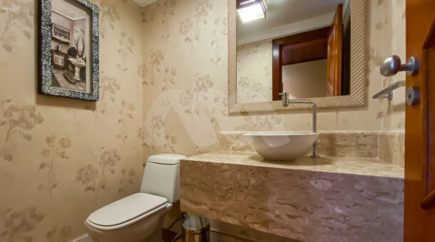 Imagem frontal do lavabo da casa à venda em luxoso condomínio de mansões.