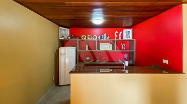Imagem lateral da sala de estar da casa à venda na Barra da tijuca.