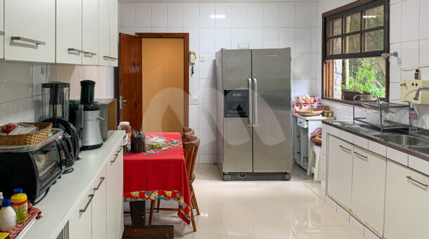 Imagem de cozinha com armarios brancos planejados e geladeira duas portas da casa duplex a venda