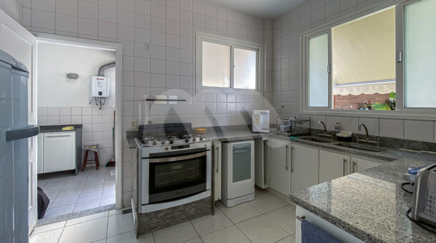 Imagem lateral da cozinha com vista dos moveis do imóvel à venda na imobiliaria Muller Imóveis RJ.