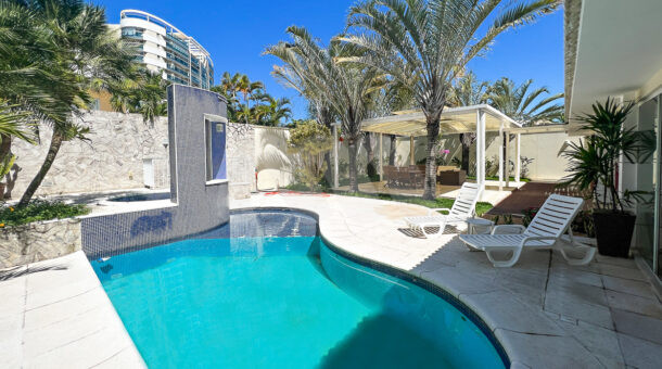 Imagem da piscina da casa à venda em luxoso condomínio de mansões.
