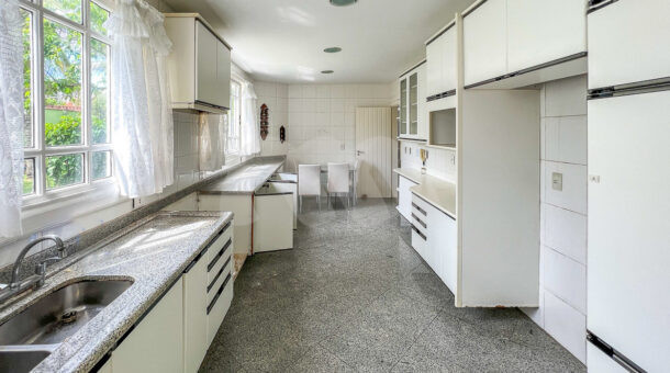 Imagem de cozinha com armarios planejados em casa duplex a venda na Barra da Tijuca