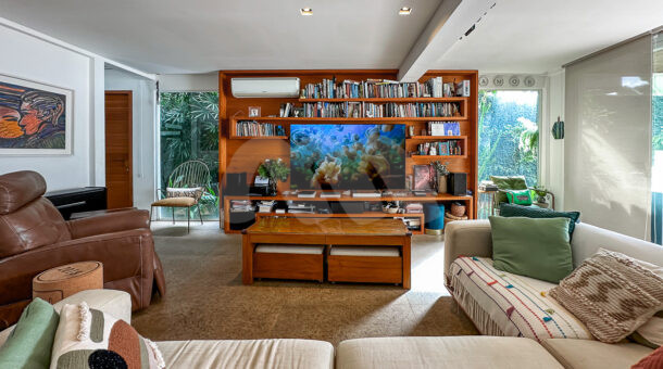 Imagem da sala com tv e vista para área externa da casa duplex no La goa Mart Norte à venda na Barra da Tijuca