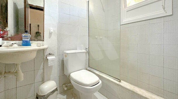 Imagem do banheiro da casa linear à venda na Muller Imóveis de luxo RJ - Recreio