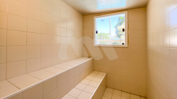 Imagem sauna da casa à venda em prestigioso condomínio.