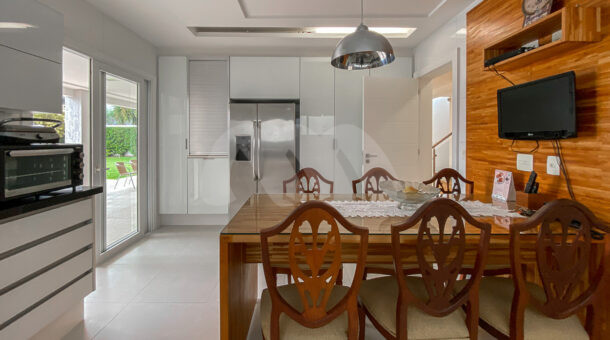 Imagem de ampla cozinha com armarios planejados e copa