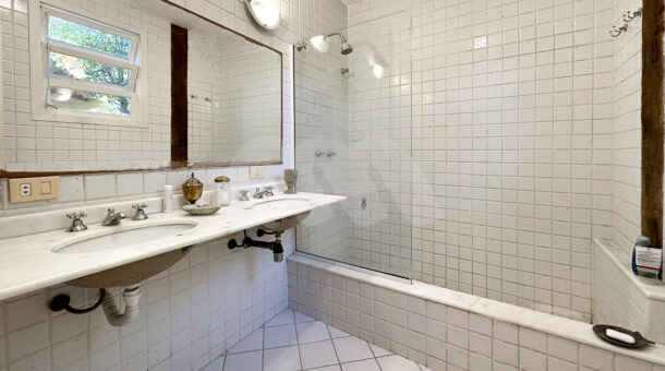 Imagem do banheiro da suíte master com amplo box da casa linear à venda na Muller Imóveis de luxo RJ - Recreio