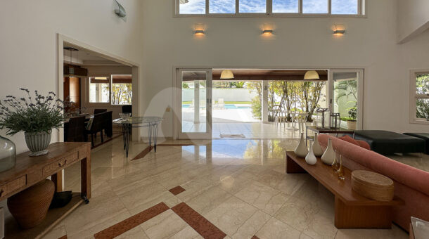 Imagem de ampla sala em tres ambiente com porta para area externa da casa a venda no crystal lake