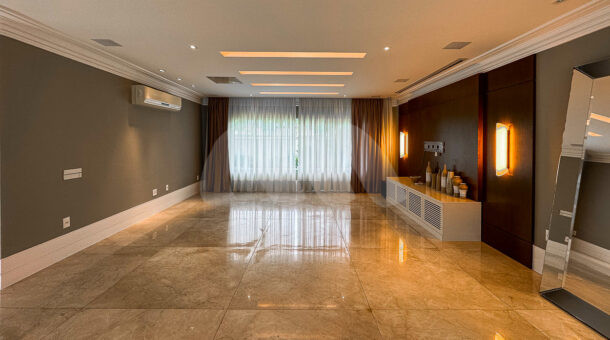imagem da ampla sala multiambientes da espetacular casa à venda no Santa Mônica Jardins na Barra