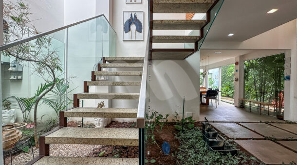 Imagem da escada da casa duplex no Lagoa Mart Norte à venda na Barra da Tijuca
