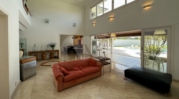 imagem de sala com sofá e banco de couro da casa duplex
