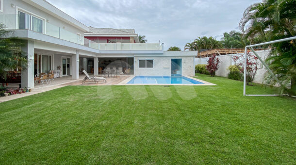 Imagem de amplo quintal com gramado e piscina da casa triplex a venda no santa monica jardins