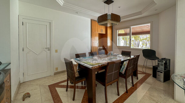 Imagem de sala de jantar com mesa de jantar, lustre e moveis em madeira da casa duplex a venda