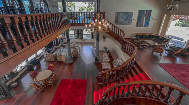 Vista da escada de acesso ao segundo andar - Incrível mansão histórica à venda na Muller Imóveis