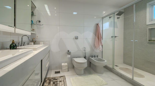 Imagem de banheiro de suite com duas duchas eduas cubas em casa de alto padrao triplex