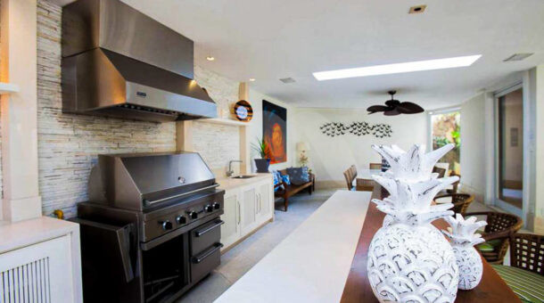 imagem da cozinha com fogão industrial da casa triplex com elevador no condomínio Mandala