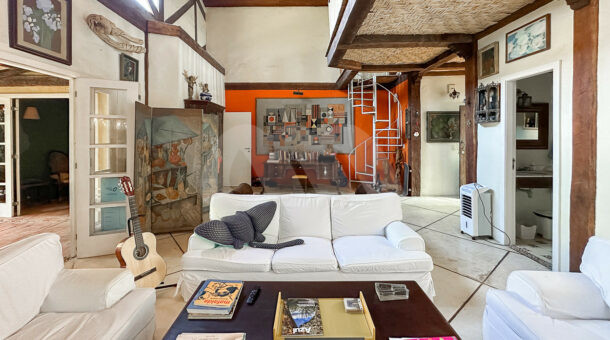 Imagem da sala com três sofás da casa linear à venda na Muller Imóveis de luxo RJ - Recreio