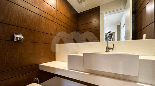 imagem do lavabo da espetacular casa à venda no Santa Mônica Jardins na Barra