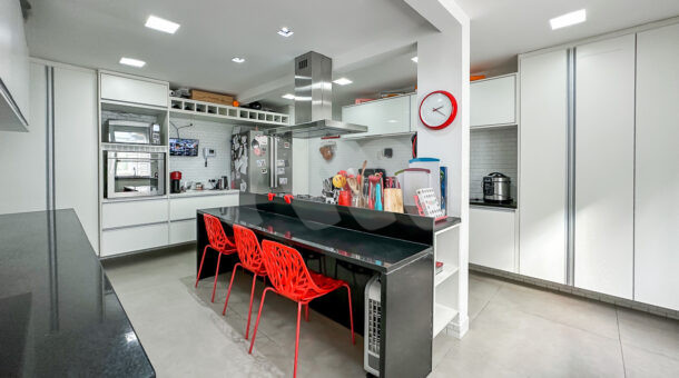 Imagem da cozinha armários planejados da casa duplex no Lagoa Mart Norte à venda na Barra da Tijuca