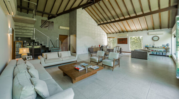 Sala de estar com múltiplos - Casa à venda na Barra da tijuca.