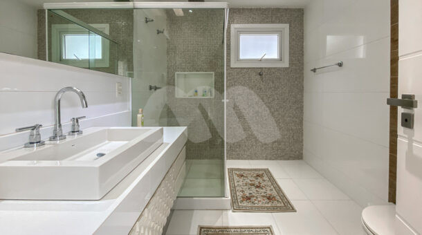 Imagem de banheiro de suite com bancada e movel planejado em casa triplex a venda
