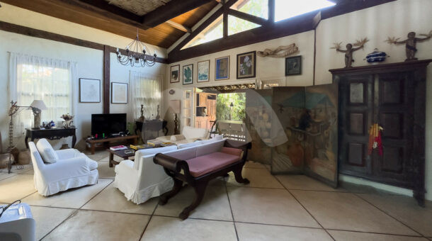 Imagem da sala com o teto alto da casa linear à venda na Muller Imóveis de luxo RJ - Recreio