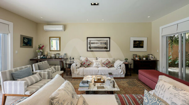 Imagem da sala com sofás da casa à venda na Muller Imóveis RJ no Recreio