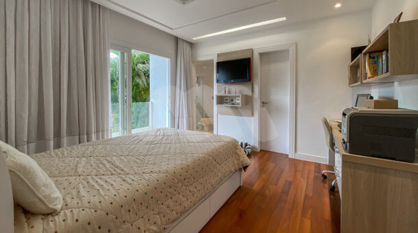 Imagem de quarto com cama de solteiro e moveis planejados na casa triplex a venda