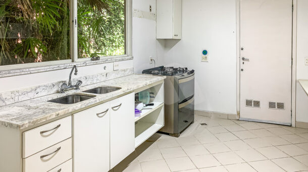 Imagem lateral da cozinha com vista dos móveis do belissimo imóvel no Recreio.